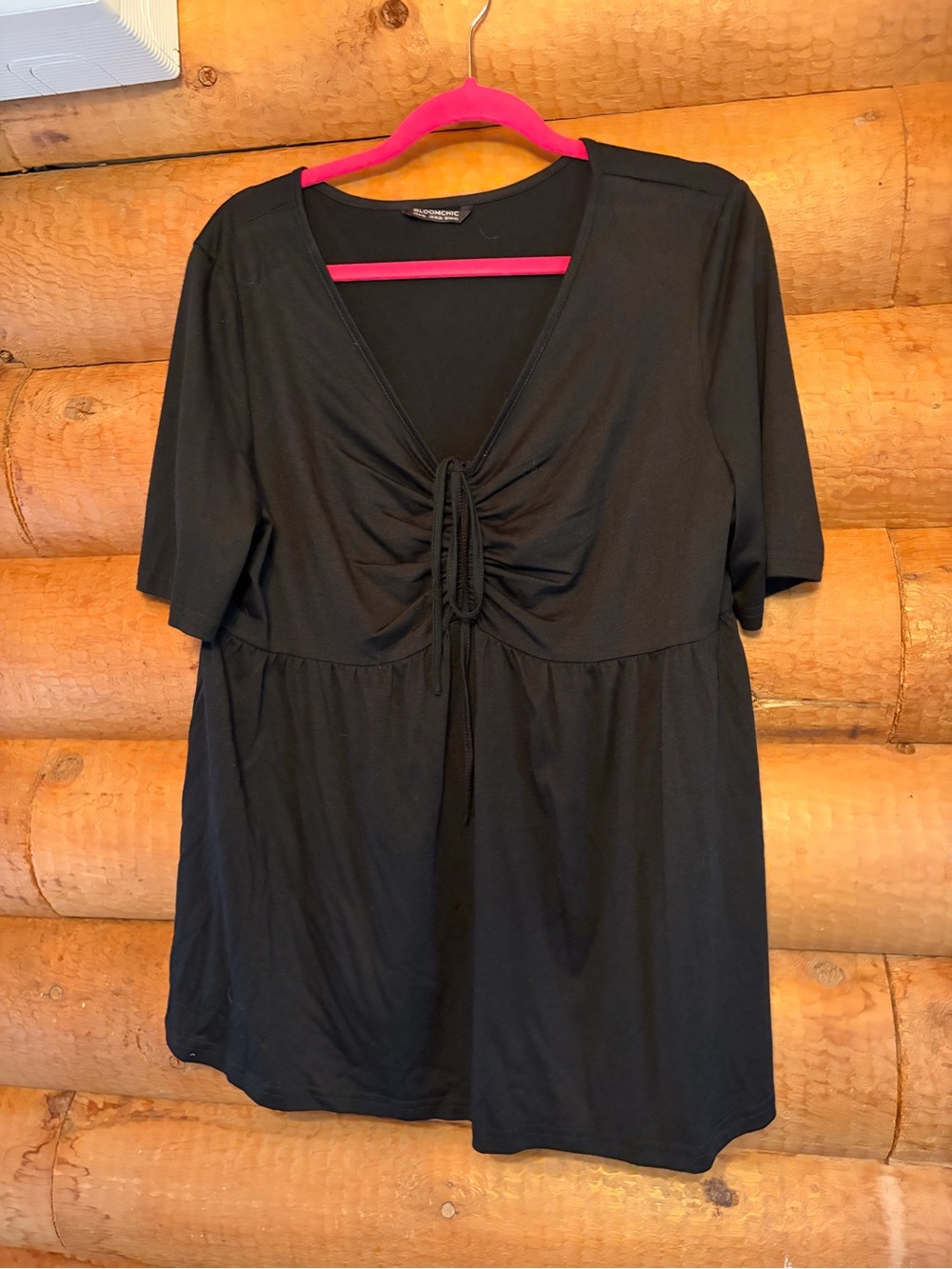 BloomChic Black V-Neck Short Sleeve Drawstring Top size 14-16